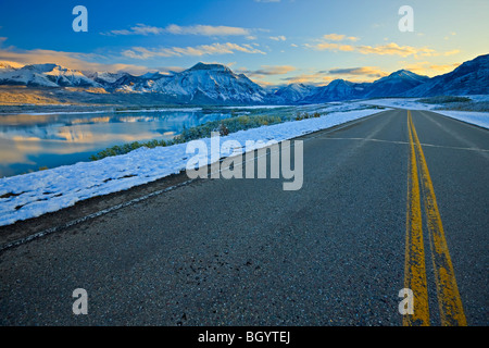 Strada del Akamina Parkway nel Parco Nazionale dei laghi di Waterton (un sito Patrimonio Mondiale dell'UNESCO e Riserva della Biosfera), Alberta, Canada. Foto Stock