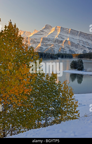 Due jack e lago Mt Rundle nel Parco Nazionale di Banff, Alberta, Canada. Il Parco Nazionale di Banff costituisce parte della Canadian Rocky Mounta Foto Stock