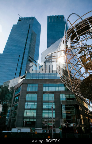 Vista del Time Warner Center e l'Unisfera replica a Columbus Circle, Manhattan a New York City Foto Stock