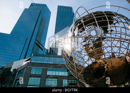 Vista del Time Warner Center e l'Unisfera replica a Columbus Circle, Manhattan a New York City Foto Stock