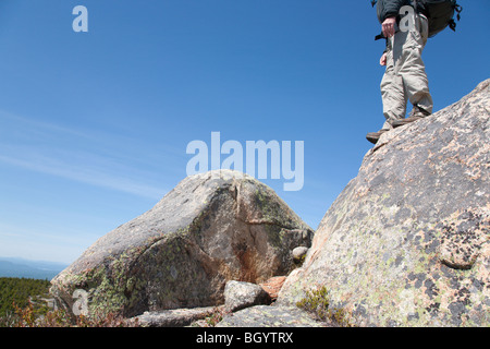 Un escursionista sul Medio sorella Trail nei pressi del Monte Chocorua durante i mesi primaverili. Si trova nelle White Mountains, New Hampshire USA Foto Stock