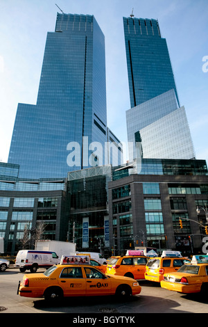 Vista del Time Warner Center e l'Unisfera replica a Columbus Circle, Manhattan a New York City Foto Stock