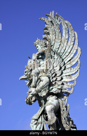 Statua di Wisnu, divinità Indù, che viene trasportato sul retro del gigantesco uccello Garuda. Il Bukit Peninsula, Bali, Indonesia, sud-est asiatico, Foto Stock