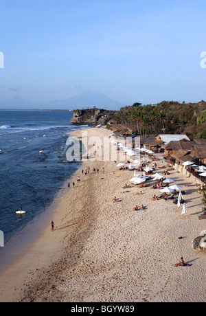 Lucertole da mare e surfisti per godersi il sole e sabbia. Balangan Beach, Bukit Peninsula, Bali, Indonesia, sud-est asiatico Foto Stock