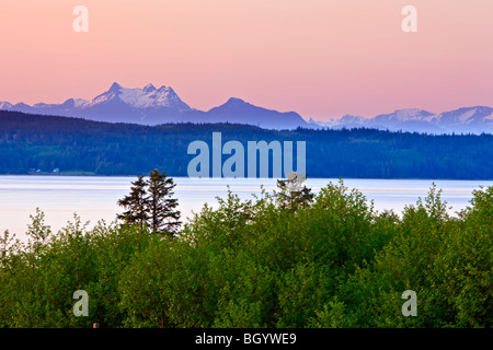 Montare Stevens, la British Columbia Coastal Mountain Range e Malcolm isola vista da Vancouver Island, Hyde Creek con un bald Foto Stock
