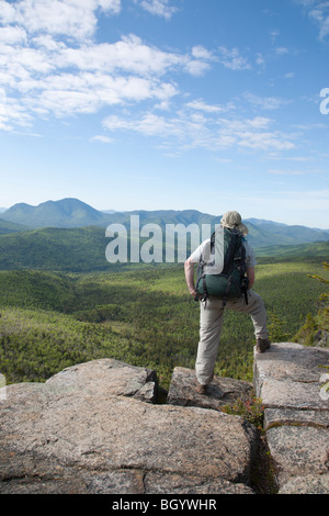 Zelanda tacca - un escursionista prende il panorama dalla vetta della montagna Zeacliff nelle White Mountains, NH USA Foto Stock