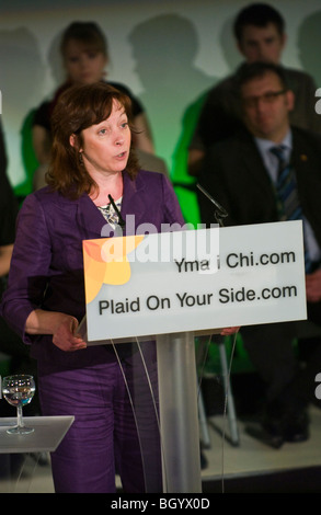 Jill Evans MEP per il Galles parlando dalla piattaforma al Plaid Cymru conferenza in Cardiff South Wales UK Foto Stock