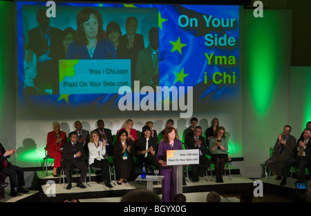 Jill Evans MEP per il Galles parlando dalla piattaforma al Plaid Cymru conferenza in Cardiff South Wales UK Foto Stock