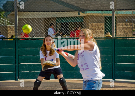 Due dieci anni i giocatori di softball pongono in un parco in Fountain Valley CA MODELLO DI RILASCIO Foto Stock