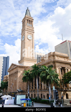 Brisbane City Hall Clock Tower Brisbane Australia // BRISBANE, Australia - la caratteristica torre dell'orologio del Brisbane City Hall sorge in modo prominente contro il moderno skyline della capitale del Queensland. Completato nel 1930, il Municipio, patrimonio dell'umanità, sorge come uno degli edifici civici più significativi di Brisbane e presenta una torre neoclassica di 92 metri ispirata al Campanile di San Marco a Venezia. L'edificio funge da sede del Brisbane City Council e rimane un importante punto di riferimento nel quartiere centrale degli affari, offrendo vedute panoramiche della città dalla sua piattaforma di osservazione. Foto Stock