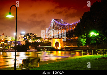 Story Bridge illuminato di notte Brisbane Australia | BRISBANE, Australia - l'illuminazione viola e ambra ripercorre le capriate a sbalzo in acciaio dello Story Bridge sopra il fiume Brisbane al crepuscolo. Inaugurato nel 1940 e con un'estensione di 2.549 piedi (777 m), è stato progettato da John Bradfield, che in precedenza aveva lavorato sul Sydney Harbour Bridge, e rimane uno dei ponti a sbalzo più lunghi del mondo. La campata collega Fortitude Valley con Kangaroo Point. Foto Stock