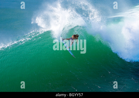 Surfer su una grande onda Foto Stock