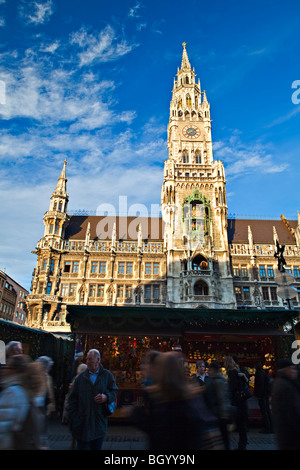 Christkindlmarkt (Mercatini di Natale) in Marienplatz in parte anteriore del Neues Rathaus (Nuovo Municipio) nella città di Monaco di Baviera Foto Stock