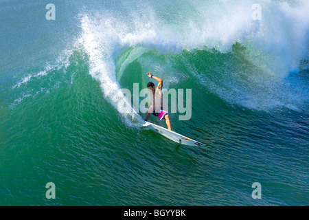 Surfer su una grande onda Foto Stock