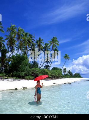 Giovane donna sulla spiaggia tropicale, atollo di Aitutaki, Isole Cook Foto Stock