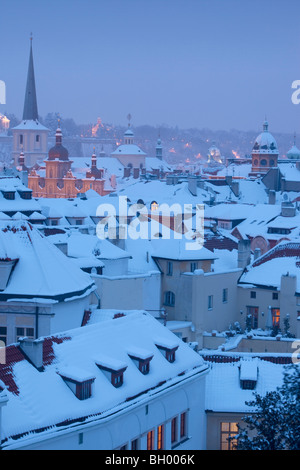 Praga - vista invernale di mala strana tetti coperti di neve Foto Stock
