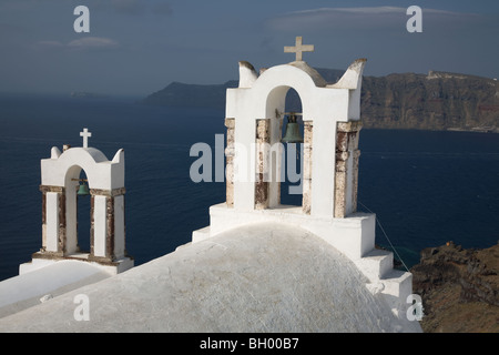 La chiesa si affaccia sulla caldera di Santorini e sulla laguna nelle isole greche Foto Stock