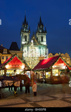 Mercatino di Natale in Piazza della Città Vecchia con la Chiesa di Nostra Signora di Tyn Foto Stock