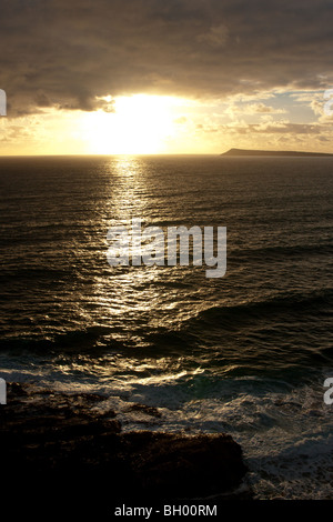 Tramonto su un litorale tempestoso. Foto Stock