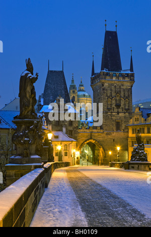 Charles Bridge, avviato da Carlo IV nel 1357. Guardando verso il quartiere di Hradcany Foto Stock