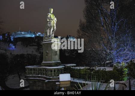 Statua del poeta scozzese Allan Ramsay, i giardini di Princes Street, Edimburgo, Scozia,UK. Il Castello di Edimburgo è in background. Foto Stock