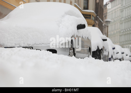 Macchine parcheggiate annegamento nella neve Foto Stock