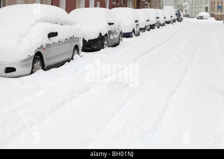 Macchine parcheggiate annegamento nella neve Foto Stock