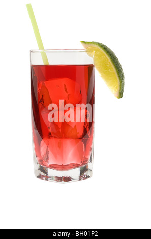 Cape Codder bevanda miscelata con uno spicchio di lime su sfondo bianco Foto Stock