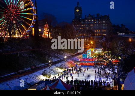 Edimburgo Natale inverno pista di pattinaggio su ghiaccio con ruota panoramica Ferris giardini di Princes Street Edinburgh Scozia UK Europa Foto Stock