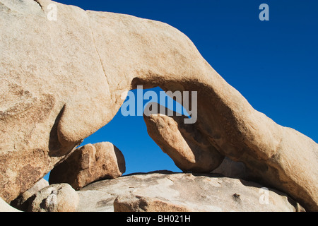 Arch Rock uno il granito molte formazioni rocciose a Joshua Tree National Park, California Foto Stock