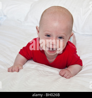 Baby boy in un rosso teeshirt, Londra, Inghilterra Foto Stock