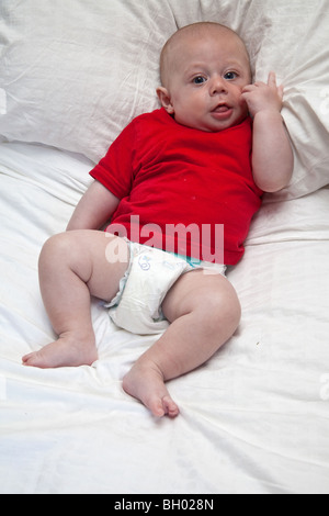 Baby boy in un rosso teeshirt, Londra, Inghilterra Foto Stock