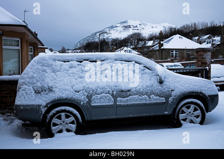 Coperta di neve la trazione a quattro ruote motrici veicolo parcheggiato nel vialetto Foto Stock