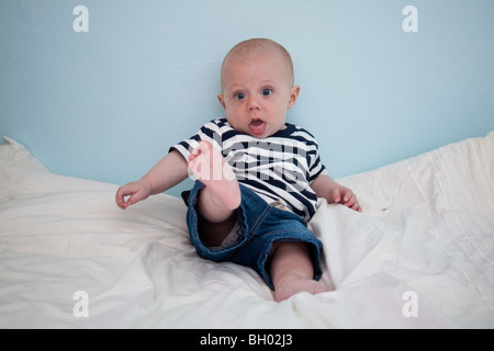 Bambino di quattro mesi boy guardando la telecamera, Londra, Inghilterra. Foto Stock