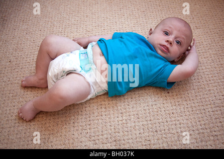 Bambino di quattro mesi boy guardando la telecamera, Londra, Inghilterra. Foto Stock