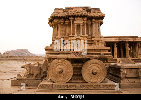 Il famoso Carro di pietra entro il XVI secolo Vitthala tempio di Hampi in Karnataka, India. Foto Stock