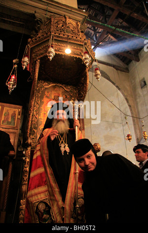 Betlemme, il Patriarca Greco Ortodosso Teofilo III il giorno di Natale presso la chiesa della Natività Foto Stock