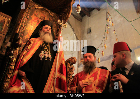 Betlemme, il Patriarca Greco Ortodosso Teofilo III di Gerusalemme nel giorno di Natale presso la chiesa della Natività Foto Stock