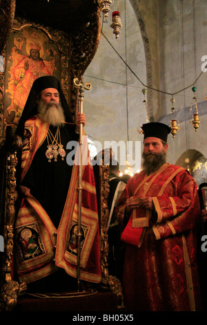 Betlemme, il Patriarca Greco Ortodosso Teofilo III di Gerusalemme nel giorno di Natale presso la chiesa della Natività Foto Stock