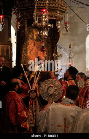 Betlemme, il Patriarca Greco Ortodosso Teofilo III di Gerusalemme nel giorno di Natale presso la chiesa della Natività Foto Stock