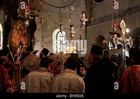 Betlemme, il Patriarca Greco Ortodosso Teofilo III di Gerusalemme nel giorno di Natale presso la chiesa della Natività Foto Stock