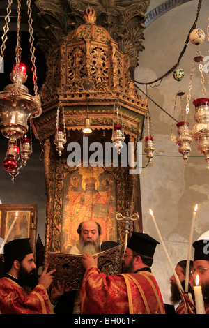 Betlemme, il Patriarca Greco Ortodosso Teofilo III di Gerusalemme nel giorno di Natale presso la chiesa della Natività Foto Stock