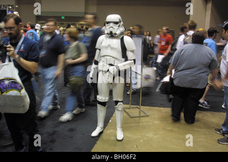 I partecipanti alla Convention passare una standing Storm Trooper durante la Star Wars Celebration II a Indianapolis, Indiana. Foto Stock