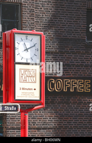 Street clock sull'angolo di Danziger e Lange Reih strade. Amburgo, Germania Foto Stock