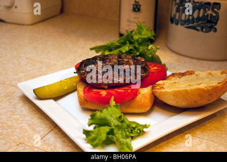 Un hamburger alla griglia su una ciabatta roll Foto Stock