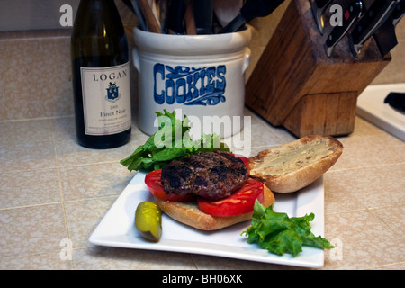 Un hamburger alla griglia su una ciabatta roll Foto Stock