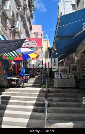 Vicolo della scaletta, con opere d'arte e negozi di abbigliamento, il Mercato Stanley, Stanley (Chek Chue), Hong Kong, Cina Foto Stock