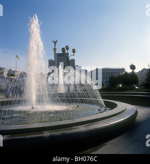 Fontane sul Maidan Nezalezhnosti (piazza Indipendenza), Kiev, Ucraina. Foto Stock