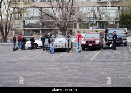 Gli ufficiali di polizia a parlare dopo arresto di sospetti trafficanti di droga. Kansas City, MO, Polizia. Foto Stock