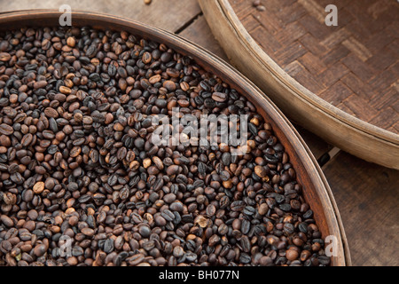 I chicchi di caffè in attesa per la tostatura Foto Stock